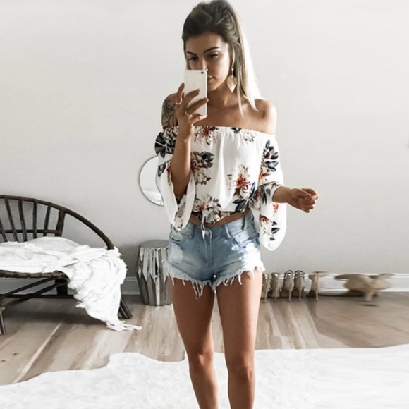 🌸HOST PICK Off The Shoulder Top🌸 - Picture 2 of 3